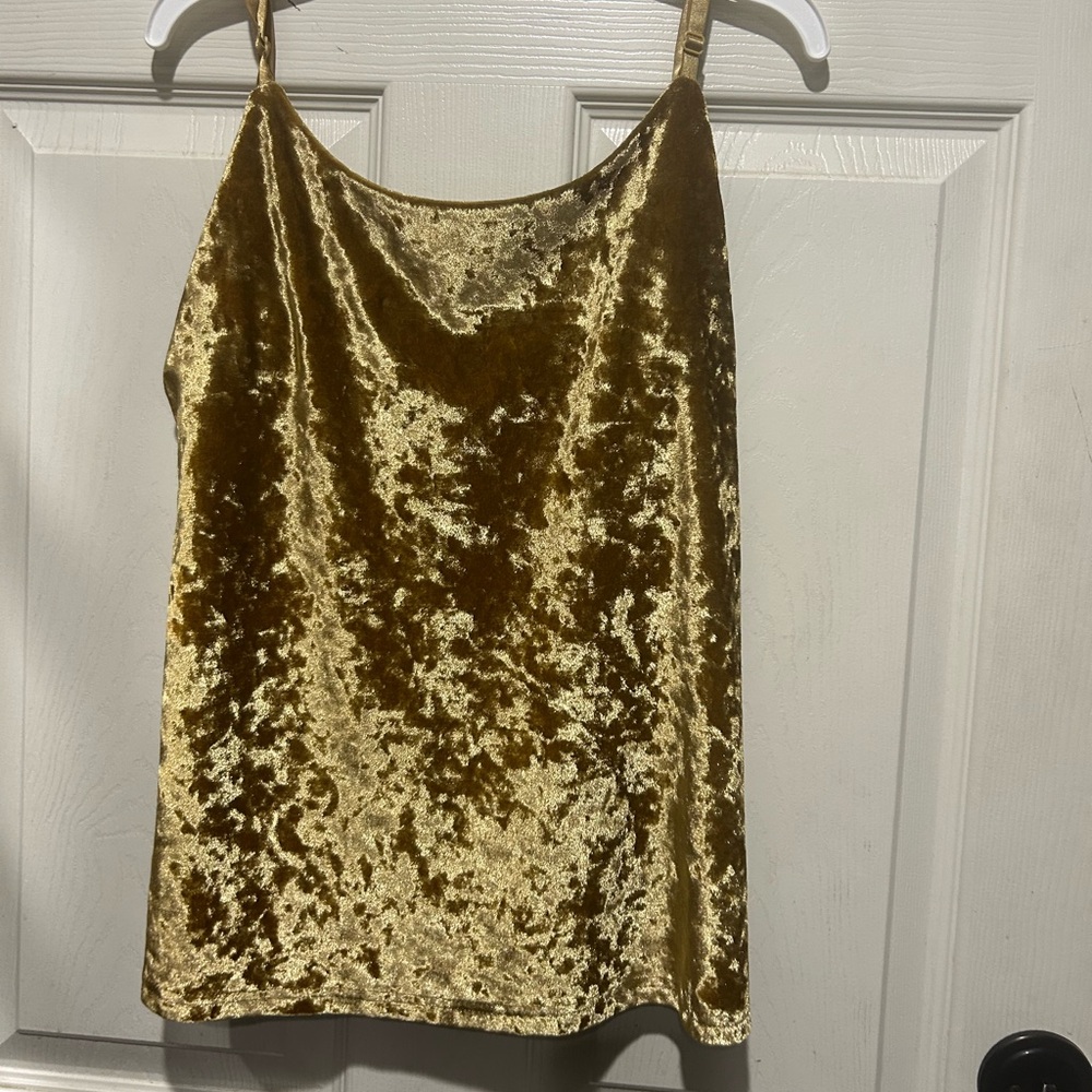 Gold velvet tank top with a touch of sparkle. Size: S #glamour #party #velvet
